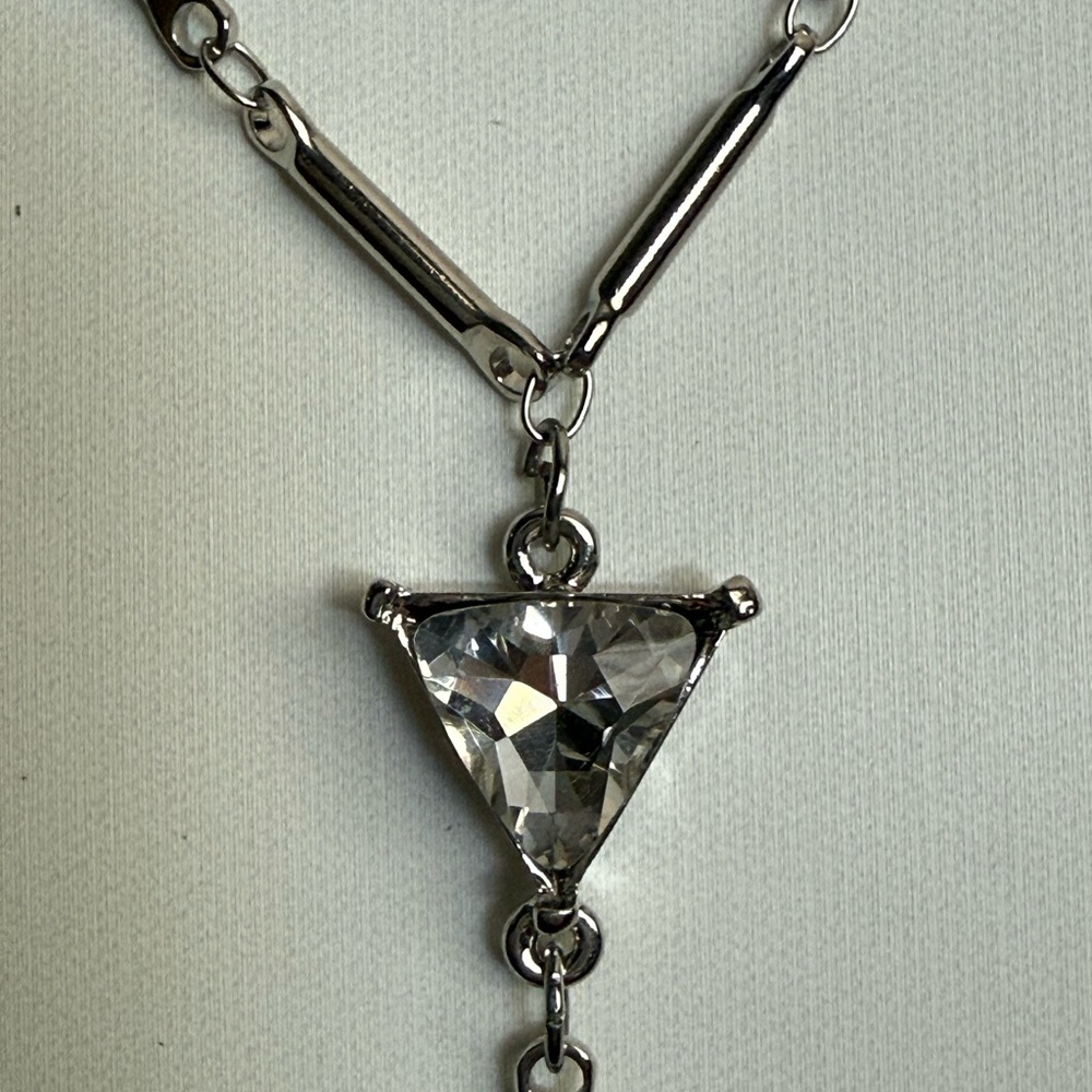 Simplistic Elegant Silver Tone Necklace With Clea… - image 3